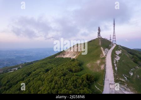 Blick auf den Hang des monte Nerone in der Region Marken in Italien Stockfoto