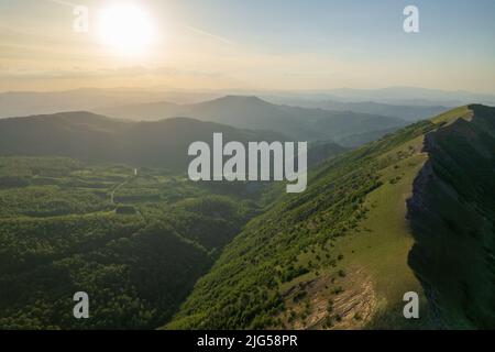 Blick auf den Hang des monte Nerone in der Region Marken in Italien Stockfoto