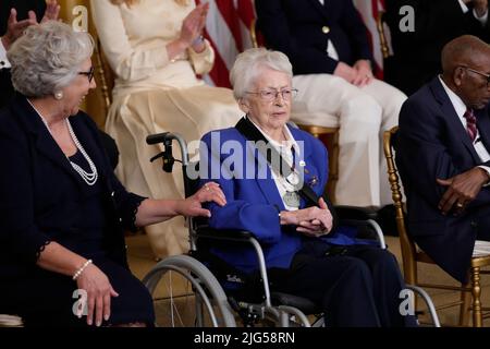 Brigadegeneral Wilma Vaught hört zu, bevor er die Freiheitsmedaille von US-Präsident Joe Biden während einer Zeremonie im Ostsaal des Weißen Hauses in Washington, DC, am Donnerstag, dem 7. Juli 2022, entgegennimmt. Kredit: Chris Kleponis/CNP Stockfoto