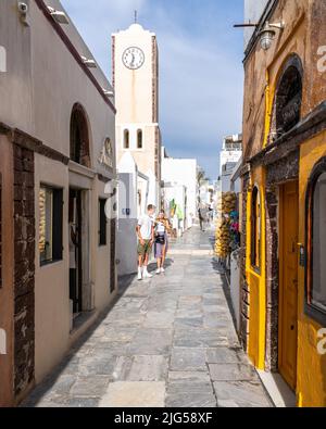Oia, Santorini, Grece, Apr. 2022 – die lebhafte zentrale Straße von Oia voller typischer Geschäfte und Restaurants Stockfoto