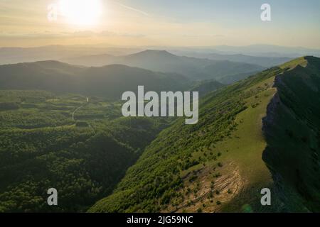 Blick auf den Hang des monte Nerone in der Region Marken in Italien Stockfoto
