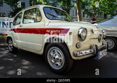 BERLIN - 18. JUNI 2022: Stadtauto Fiat Abarth 600. Classic Days Berlin. Stockfoto