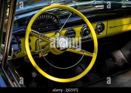 BERLIN - 18. JUNI 2022: Innenraum des Vollformatwagens Ford Fairlane Sunliner 2-türig Cabriolet, 1955. Classic Days Berlin. Stockfoto