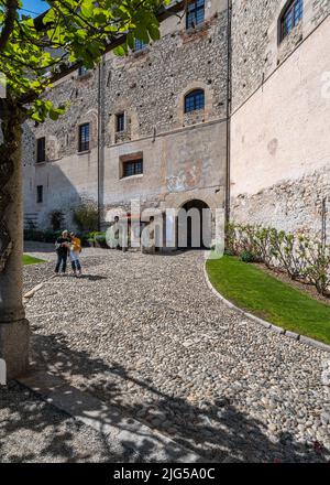 Der Eingang von Rocca d'Angera, einer berühmten mittelalterlichen Burg am Ufer des Lago Maggiore. Angera, Lombardei, Italien, April 2022 Stockfoto