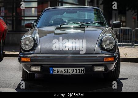 BERLIN - 18. JUNI 2022: Sportwagen Porsche 911 Carrera, 1976. Classic Days Berlin. Stockfoto