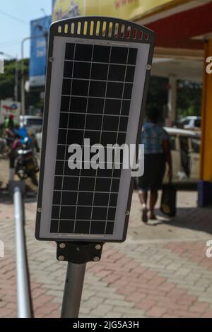 Nakuru, Kenia. 7.. Juli 2022. Eine nicht installierte Solar-Straßenleuchte im zentralen Geschäftsviertel. Die Regierung von Nakuru County mit Unterstützung der Weltbank installiert Solar-Straßenlaternen, um die Sicherheit der Stadt zu verbessern. Die solare Straßenbeleuchtung ist umweltfreundlich, sie nutzt erneuerbare Energie aus der Sonne und trägt daher nur wenig CO2-Emissionen bei, die für den Klimawandel verantwortlich sind. (Bild: © James Wakibia/SOPA Images via ZUMA Press Wire) Stockfoto