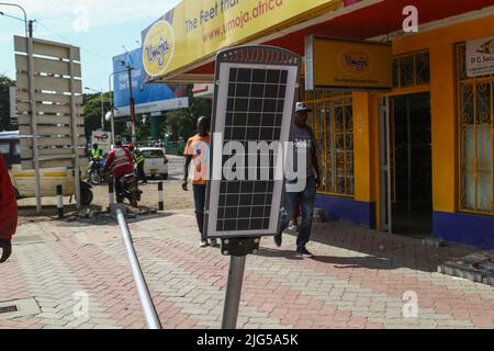 Nakuru, Kenia. 7.. Juli 2022. Eine nicht installierte Solar-Straßenleuchte im zentralen Geschäftsviertel. Die Regierung von Nakuru County mit Unterstützung der Weltbank installiert Solar-Straßenlaternen, um die Sicherheit der Stadt zu verbessern. Die solare Straßenbeleuchtung ist umweltfreundlich, sie nutzt erneuerbare Energie aus der Sonne und trägt daher nur wenig CO2-Emissionen bei, die für den Klimawandel verantwortlich sind. (Bild: © James Wakibia/SOPA Images via ZUMA Press Wire) Stockfoto