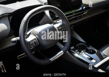 BERLIN - 18. JUNI 2022: Interieur des Mittelklassewagens des Autos des Autos C5 X. Classic Days Berlin. Stockfoto