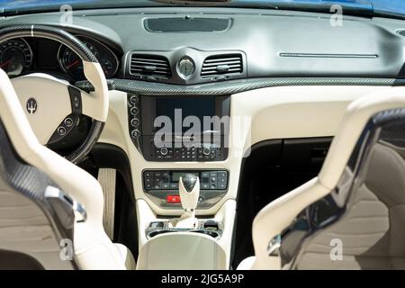 BERLIN - 18. JUNI 2022: Interieur eines Sportwagens Maserati GranCabrio Sport. Classic Days Berlin. Stockfoto