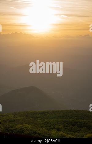 Blick auf den Hang des monte Nerone in der Region Marken in Italien Stockfoto
