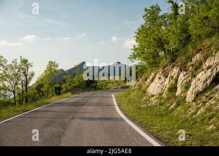 Blick auf den Hang des monte Nerone in der Region Marken in Italien Stockfoto