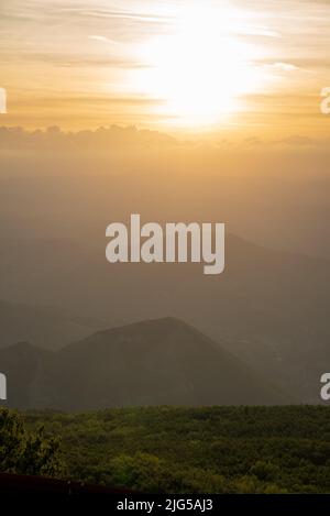 Blick auf den Hang des monte Nerone in der Region Marken in Italien Stockfoto