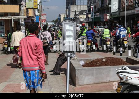 Nakuru, Kenia. 7.. Juli 2022. Eine nicht installierte Solar-Straßenleuchte im zentralen Geschäftsviertel. Die Regierung von Nakuru County mit Unterstützung der Weltbank installiert Solar-Straßenlaternen, um die Sicherheit der Stadt zu verbessern. Die solare Straßenbeleuchtung ist umweltfreundlich, sie nutzt erneuerbare Energie aus der Sonne und trägt daher nur wenig CO2-Emissionen bei, die für den Klimawandel verantwortlich sind. (Bild: © James Wakibia/SOPA Images via ZUMA Press Wire) Stockfoto