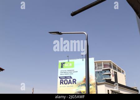 Nakuru, Kenia. 7.. Juli 2022. Eine solare Straßenleuchte, die auf der Kenyatta Avenue im zentralen Geschäftsviertel installiert ist. Die Regierung von Nakuru County mit Unterstützung der Weltbank installiert Solar-Straßenlaternen, um die Sicherheit der Stadt zu verbessern. Die solare Straßenbeleuchtung ist umweltfreundlich, sie nutzt erneuerbare Energie aus der Sonne und trägt daher nur wenig CO2-Emissionen bei, die für den Klimawandel verantwortlich sind. (Bild: © James Wakibia/SOPA Images via ZUMA Press Wire) Stockfoto