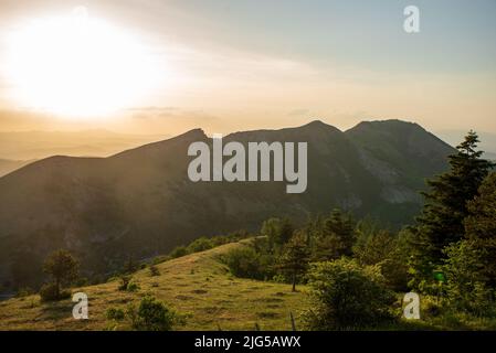 Blick auf den Hang des monte Nerone in der Region Marken in Italien Stockfoto