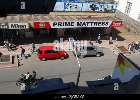 Nakuru, Kenia. 7.. Juli 2022. Eine solare Straßenleuchte, die auf der Kenyatta Avenue im zentralen Geschäftsviertel installiert ist. Die Regierung von Nakuru County mit Unterstützung der Weltbank installiert Solar-Straßenlaternen, um die Sicherheit der Stadt zu verbessern. Die solare Straßenbeleuchtung ist umweltfreundlich, sie nutzt erneuerbare Energie aus der Sonne und trägt daher nur wenig CO2-Emissionen bei, die für den Klimawandel verantwortlich sind. (Bild: © James Wakibia/SOPA Images via ZUMA Press Wire) Stockfoto