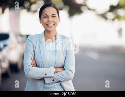 Ich halte meinen Kopf hoch. Aufnahme einer jungen Frau, die ihre Arme faltete, während sie draußen auf ein Taxi wartete. Stockfoto