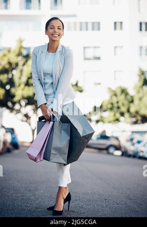 Das einzige Gepäck, an dem ich interessiert bin. Aufnahme einer schönen jungen Frau, die einen Einkaufstag genießt. Stockfoto