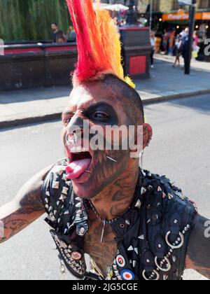 Nahaufnahme von Zombiepunk, einem von Camdens Punks auf der Lock Bridge über dem Regents Canal in London Stockfoto