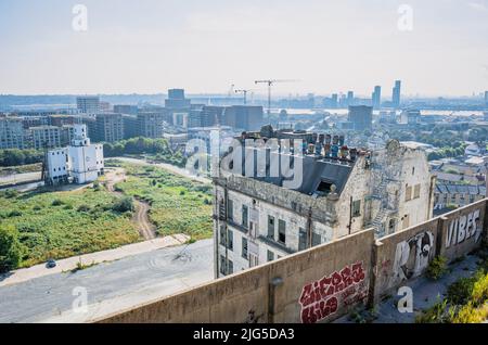 Verstummter Blick auf die Dachterrasse von Millennium Mills in Richtung Grain Silo D in Silvertown, Newham, East London, Großbritannien. Stockfoto