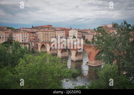 Foto der Albi-Brücke in Frankreich und der Wolkenhimmel Stockfoto