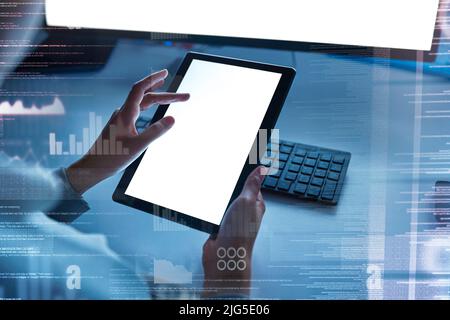 Ich habe alles über die Daten. Eine ausgeschnittene Aufnahme einer unkenntlichen Geschäftsfrau, die allein im Büro sitzt und ein digitales Tablet benutzt. Stockfoto