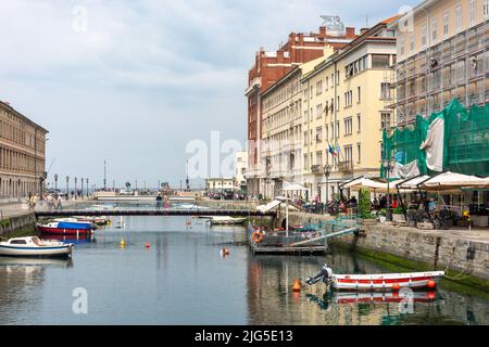 Kleine Boote, die in Canal Grande di Trieste, Triest, Region Friaul Julisch Venetien, Italien, festgemacht sind Stockfoto