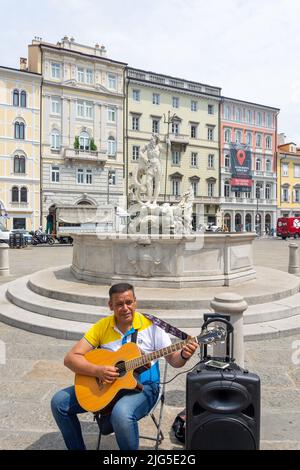 Busfahrer vor dem Neptunbrunnen (Fontana del Nettuno), Piazza della Borsa, Triest, Region Friaul Julisch Venetien, Italien Stockfoto