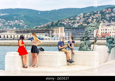 La Ragazze di Trieste Skulpturen an der Strandpromenade, Triest, Region Friaul Julisch Venetien, Italien Stockfoto