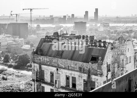 Blick von der Dachterrasse vom verrottenden Gebäude der Millennium Mills in Richtung Woolwich über die Themse in Silvertown, Newham, East London Stockfoto