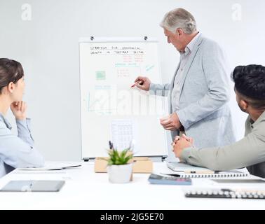 Sicherstellen, dass sie alle benötigten Informationen erhalten. Ausgeschnittene Aufnahme eines gutaussehenden, reifen Geschäftsmannes, der im Sitzungssaal eine Präsentation vorführt. Stockfoto