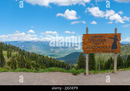 Willkommen geschrieben von Jackson Hole ViewPoint Blick hinunter auf das Tal mit den Tetons Mountains Wyoming Staat. Stockfoto