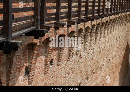 Umgebende Mauern eines alten Gebäudes in Gradara Stockfoto