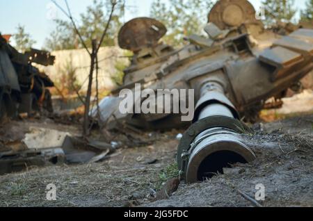 Nahaufnahme des Panzergewehrs der zerstörten militärischen Ausrüstung der russischen Armee nach den Gegenangriffen der ukrainischen Streitkräfte in der Region Kiew. Stockfoto