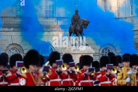 Horse Guards Parade, London, Großbritannien. 7. Juli 2022. Letzte Abendaufführung des Military Musical Spectacular der britischen Armee 2022, bei dem die weltbekannten Massed Bands der Household Division auf der Horse Guards Parade zusammenkamen, um die Queen und den Commonwealth in ihrem Platin-Jubiläumsjahr zu feiern. Das Live-Konzert im Freien mit Feuerwerk und audiovisuellen Effekten, Zeigt einige der talentiertesten Militärmusiker der britischen Armee. Quelle: Malcolm Park/Alamy Live News Stockfoto