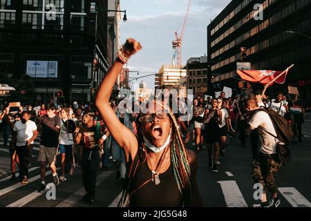 Juni 6 2022 New Yorker Basisorganisatoren marschieren, um die Rechenschaftspflicht der Strafverfolgungsbehörden für das Erschießen und Töten von Jayland Walker in Akron, Ohio, zu fordern. Stockfoto