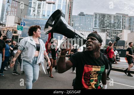 Juni 6 2022 New Yorker Basisorganisatoren marschieren, um die Rechenschaftspflicht der Strafverfolgungsbehörden für das Erschießen und Töten von Jayland Walker in Akron, Ohio, zu fordern. Stockfoto