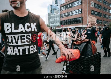 Juni 6 2022 New Yorker Basisorganisatoren marschieren, um die Rechenschaftspflicht der Strafverfolgungsbehörden für das Erschießen und Töten von Jayland Walker in Akron, Ohio, zu fordern. Stockfoto