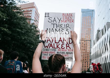 Juni 6 2022 New Yorker Basisorganisatoren marschieren, um die Rechenschaftspflicht der Strafverfolgungsbehörden für das Erschießen und Töten von Jayland Walker in Akron, Ohio, zu fordern. Stockfoto