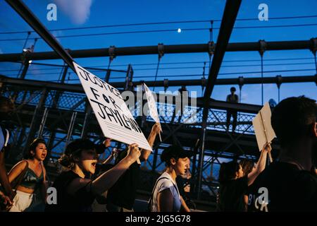 Juni 6 2022 New Yorker Basisorganisatoren marschieren, um die Rechenschaftspflicht der Strafverfolgungsbehörden für das Erschießen und Töten von Jayland Walker in Akron, Ohio, zu fordern. Stockfoto