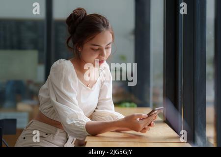 Business Woman schließt KYC mit einem Online-Banking-Programm ab, um ein digitales Sparkonto zu eröffnen. Die Definition von Cyber-Sicherheit. Stockfoto