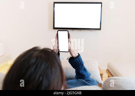 Eine Frau aufgeregt Überraschung und zeigt Handy-Bildschirm. Leerer Bildschirm für Ihre Werbung. Stockfoto