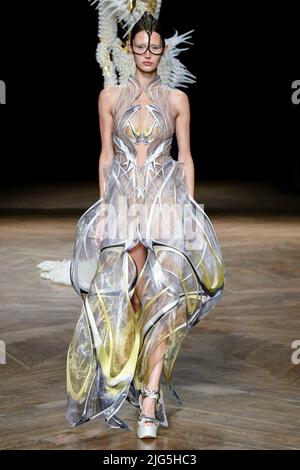 Paris, Frankreich. 04.. Juli 2022. IRIS VAN HERPEN Haute Couture AW22-23 Start- und Landebahn während der Haute Couture Herbst-Winter 2022/23 am 2022. Juli - Paris, Frankreich. 04/07/2022 Credit: dpa/Alamy Live News Stockfoto