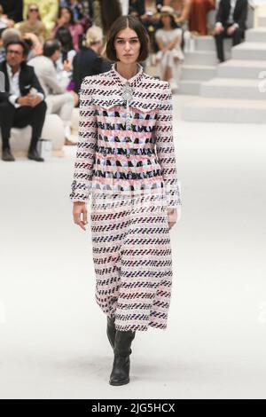 CHANEL Haute Couture AW22-23 Start- und Landebahn während der Haute Couture Herbst-Winter 2022/23 am 2022. Juli - Paris, Frankreich. 05/07/2022 Stockfoto