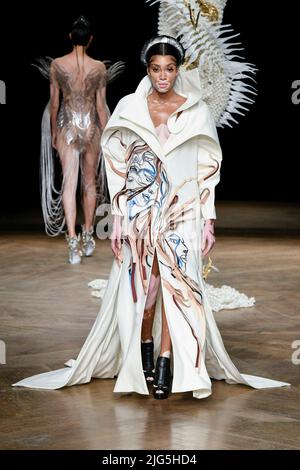 Paris, Frankreich. 04.. Juli 2022. IRIS VAN HERPEN Haute Couture AW22-23 Start- und Landebahn während der Haute Couture Herbst-Winter 2022/23 am 2022. Juli - Paris, Frankreich. 04/07/2022 Credit: dpa/Alamy Live News Stockfoto