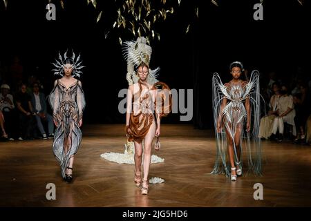 IRIS VAN HERPEN Haute Couture AW22-23 Start- und Landebahn während der Haute Couture Herbst-Winter 2022/23 am 2022. Juli - Paris, Frankreich. 04/07/2022 Stockfoto