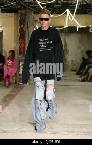 Paris, Frankreich. 07.. Juli 2022. VETEMENTS Spring 2023 bereit, Laufsteg während der Paris Fashion Week zu tragen. Paris, Frankreich. 07/07/2022 Credit: dpa/Alamy Live News Stockfoto