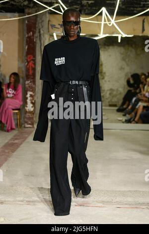 Paris, Frankreich. 07.. Juli 2022. VETEMENTS Spring 2023 bereit, Laufsteg während der Paris Fashion Week zu tragen. Paris, Frankreich. 07/07/2022 Credit: dpa/Alamy Live News Stockfoto