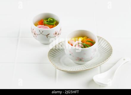 Zwei-Cup Chawan Mushi Japanisches gedünstetes Ei auf weißem Tischhintergrund, Copy Space for Text Stockfoto