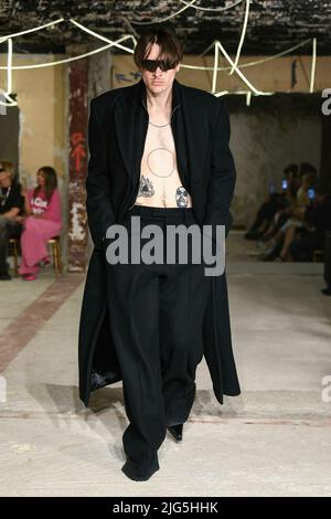 Paris, Frankreich. 07.. Juli 2022. VETEMENTS Spring 2023 bereit, Laufsteg während der Paris Fashion Week zu tragen. Paris, Frankreich. 07/07/2022 Credit: dpa/Alamy Live News Stockfoto